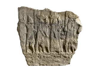 Fragment van Assyrisch reliëf met soldaten die buit en gevangenen uit Babylon begeleiden