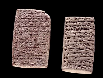 Mesopotamië: Assyrische tabletten (links) van een handelscontract (19e of 18e eeuw v.Chr.) en Babylonische tabletten (rechts) van een koopcontract van een huis (tussen de 20e en 16e eeuw v.Chr.) gegraveerd met inscriptie in spijkerschrift