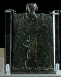 Oosterse kunst, Assyrië (Mesopotamië): boekje dat een exorcisme voorstelt (brons, achterkant), Oudheid. Parijs, Musée du Louvre