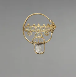 Oorbel met opengewerkt patroon, Vroeg Byzantijnse Periode, 600-800 (goud met bergkristal kraal)