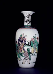 Een Chinese porseleinen vaas versierd in famille verte emaille
