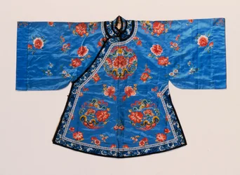 Een informele japon van vergeet-mij-niet-blauwe satijn, geborduurd met zijden pioenrozen en vlinderrondellen verspreid met lotus bloemen, perziken en andere fruit en bloemen