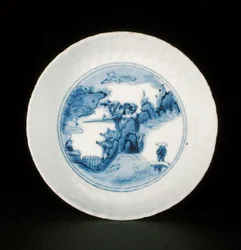 Blauw-witte kraak schotelschaal geschilderd met een figuur in een landschap, Egret mark, Wanli of Tianqi