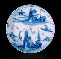 Blauw-witte schotelschaal geschilderd met een visser in een boot, Wanli of Tianqi