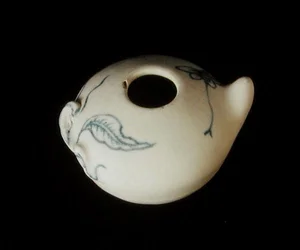 Blauw-witte waterpot in de vorm van een perzik, uit Annan