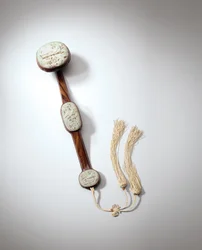 Gesneden grijsgroene jade-ingezette Ruyi scepter, Yuan tot vroege Ming-dynastie