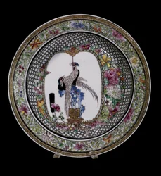 Chinese kunst: keramisch bord van famille rose, versierd met vogels en bloemen. Regering van Qianlong (1736-1795). Parijs, Musée Guimet, Nationaal Museum voor Aziatische Kunst