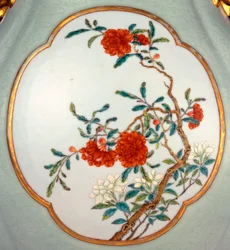 Detail van een fijne en zeer zeldzame famille rose celadon-grond vaas met een vergulde omlijnde email van Prunus en Rozen