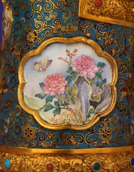 Detail van een emaille cartouche van een magnifieke keizerlijke gouden, cloisonne en Beijing emaille kan, Duomuhu, gegraveerd met Qianlong vier-karakter merk en van de periode, Paleis Werkplaatsen