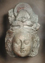 Hoofd van een Bodhisattva met een uitgebreide haardracht, uit Tumshuq (Xinjiang) 6e-7e eeuw