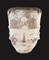 Hoofd van een dame (Aardewerk met sporen van witte slip en verf)