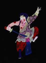 Mannelijk personage beoefent vechtkunst met een zwaard. Geschilderd papierknipsel of "Jian Zhi", Chinese volkskunst, Pekin.