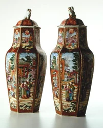 Paar Chinese zeshoekige vazen met deksels, Qianlong-periode