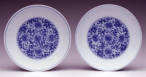 Paar schotels, met gestileerde lotusbloemen, Yongzheng merk en periode 1723-35