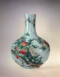 Vaas met perziken, Qianlong Periode (1736-95)