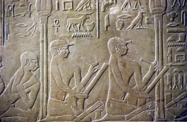 Oude Egypte, reliëf, Graf van Merereuka, Mastaba van Merereuka, 6e Dynastie, Saqqara, Dorpsoudsten gedwongen hun foutieve belastingaangiften toe te geven aan klerken
