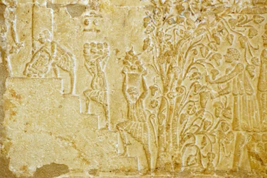 Oud Egypte, muursnede, graf van Petosiris, Tuna el Gebel, 300 v.Chr., druiven naar de wijnpers dragen