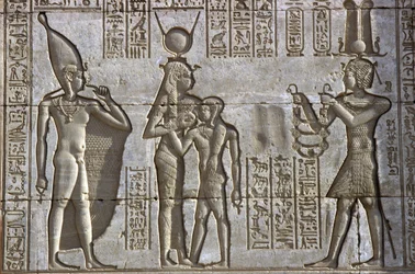 Oud Egypte, Muur schildering/gravure, Isis voedt de jonge farao in aanwezigheid van de goddelijke baby Ihy, terwijl de Farao een offer brengt, Tempel van Hathor, Dendera