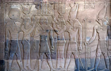 Oud Egypte, Muur schildering/gravure, Ptolemaeus XIII wordt gepresenteerd aan Horus, Sebek en Horus Tempel, Kom Ombo