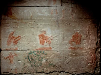 Oud Egypte: kalkstenen reliëf dat schrijvers afbeeldt uit de Kapel van Mastaba in Akhethetep, rond 2300 v.Chr. 5e dynastie. Oude Rijk. Uit Saqqara (Sakkara). Parijs, Louvre Museum