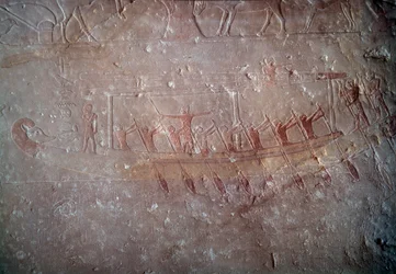 Oud Egypte: kalkstenen reliëf dat een kano voorstelt uit de kapel van Mastaba in Akhethetep, rond 2300 v.Chr. 5e dynastie. Oude rijk. Uit Saqqara. Louvre Museum, Parijs