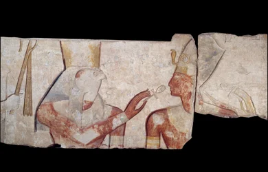 Oude Egyptische kunst: Koning Ramses II wordt voorgesteld aan de goden Horus, Amon en Hathor die hem leven en koninklijke insignes geven. Laag reliëf in kalksteen uit de tempel van Ramses II in Abydos, rond 1250 v.Chr. 19e dynastie. Nieuwe Rijk. Parijs, Mu