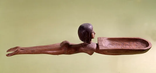 Egyptische oudheid: houten lepel voor cosmetica in de vorm van een naakte zwemster die een eend vasthoudt. 18e dynastie, Nieuwe Rijk. Parijs, Louvre Museum