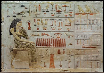 Egyptische oudheid: kalkstenen stèle van Nefertiabet voor een tafel met offers. 4e dynastie (circa 2620-2500 v.Chr.) Zon. 0,37x0,52 m Parijs, Louvre Museum