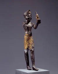 Egyptische antiquiteit: beeldje van koning (Sethi I?) die het offer van Maat brengt. Zilver en gouden beeldhouwwerk. Regering van Sethi (1294-1279 v.Chr.). Dim. 19 cm. Parijs, Louvre Museum
