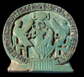 Egyptische oudheid: talisman in faience versiert een mythologische scène: 