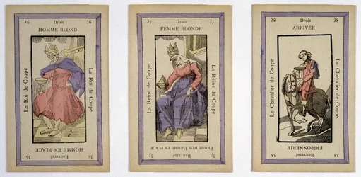 Oude speelkaarten met de koning (blonde man), de koningin (blonde vrouw) en de ruiter (einde) beker. Musée de la Carte à Jouier, Issy-les-Moulineaux