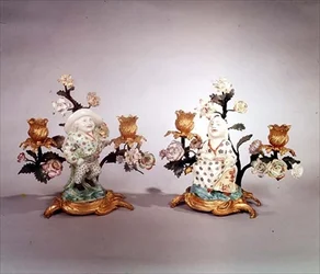 Paar Mennecy ormolu gemonteerde figuren van een dwerg en een magot