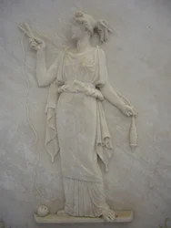 Bas-reliëf van Atropos die de draad van het leven doorsnijdt (marmer)