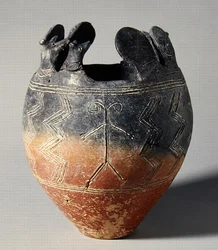 Rood gepolijste kom, met dierenkop en zonneschijf bevestigingen, uit Vounous, Cyprus, Graf 91, 2500-2075 v.Chr.