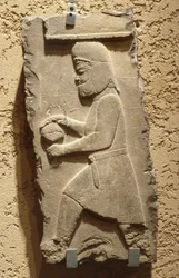 Een Mede aan het Koninklijk Hof van Persepolis met een bedekte vaas, Achaemenid