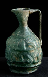 Kleine glazen amphora met inscripties. 9e-10e eeuw Uit Irak. Dim. 8,9 cm Parijs, Louvre Museum