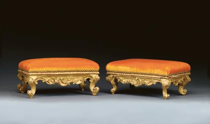Een paar Italiaanse rococo vergulde voetenbankjes