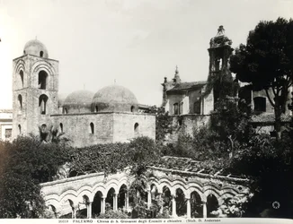 Gezicht op het oostelijke uiteinde van de kerk, gebouwd in 1132-48 door koning Roger II (overl.1154) van Sicilië, en op de in de 13e eeuw gebouwde kloostergang