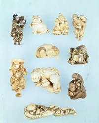 Selectie van netsuke: Ikkuha Sennin die de Hoer van Benares draagt; zittende puppy; Abe no Yasuneri die een baby vasthoudt; Gamma Sennin; liggend paard; krijger die een weggelopen os bedwingt; staande Nederlander die een langstaart haan vasthoudt; zittende