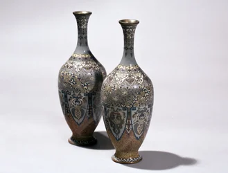 Twee cloisonné vazen
