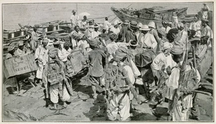 Koreaanse dragers in de haven van Chemulpo (Zuid-Korea), lossen de jonken - Illustratie naar een 19e-eeuwse foto door J. de Pange, uit Reizen in Korea door dokter Hagen
