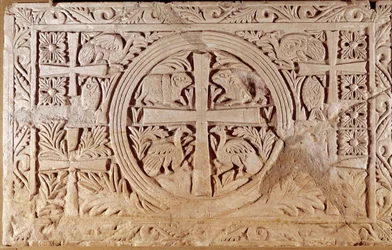 Koorsteen, sluitingselement van het koor van een kerk. uit Libanon. 5e-6e eeuw na Christus. Parijs, Louvre Museum