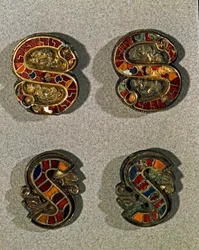 Archeologie van de Middeleeuwen: Barbaarse kunst van Lombardije: Riemfibula in de vorm van een S