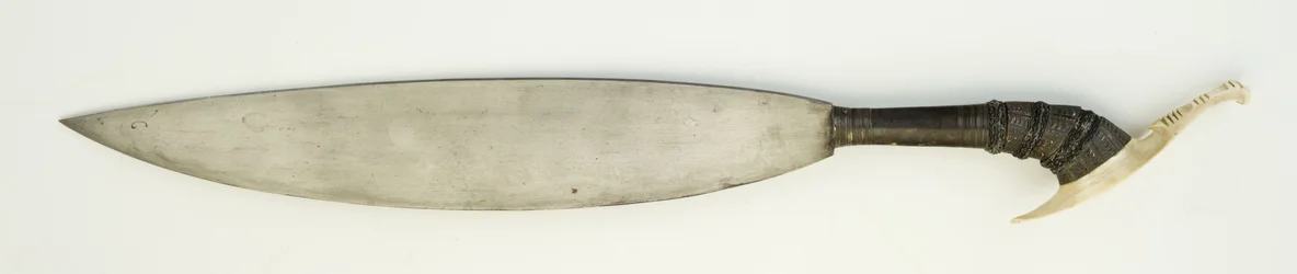 Barong, of mes (staal, hout, zilver & bot)
