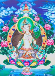 Afbeelding van de witte Tara, de zevenogige goddelijke moeder zittend op een lotus met haar rechterhand in varada mudra positie symboliseert vrijgevigheid