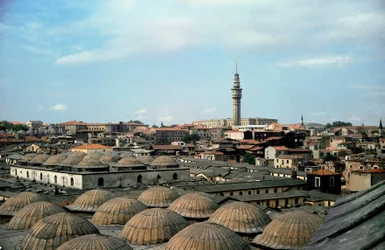 Panoramisch uitzicht op Istanbul, met koepels van de Grote Bazaar