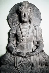 Stenen sculptuur die Boeddha uitbeeldt, Gandhara kunst, Peshawar, Pakistan