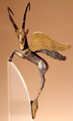 Ceremoniële handgreep: gevleugelde steenbok in zilver, ingelegd, goud. Achaemenidische Perzische periode (6e-4e eeuw v.Chr.), uit Iran