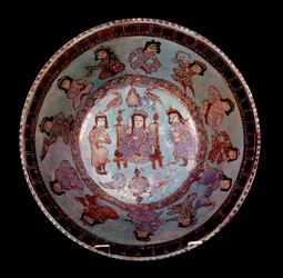 Perzische kunst: polychrome conische kom op een blauwe achtergrond met een prins zittend op zijn troon tussen twee pages. Privécollectie