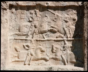 Uitzicht op de Necropolis en de graven van Achaemenidische koningen, reliëf dat gevechtsscènes voorstelt